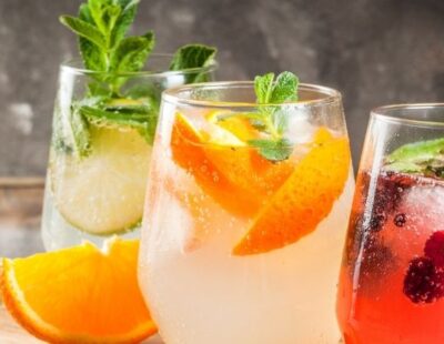 How to perfectly mix alcohol-free spirits row of three drinks with ice and garnishes