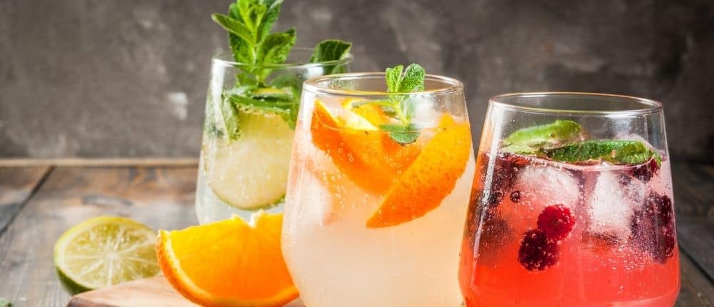 How to perfectly mix alcohol-free spirits row of three drinks with ice and garnishes