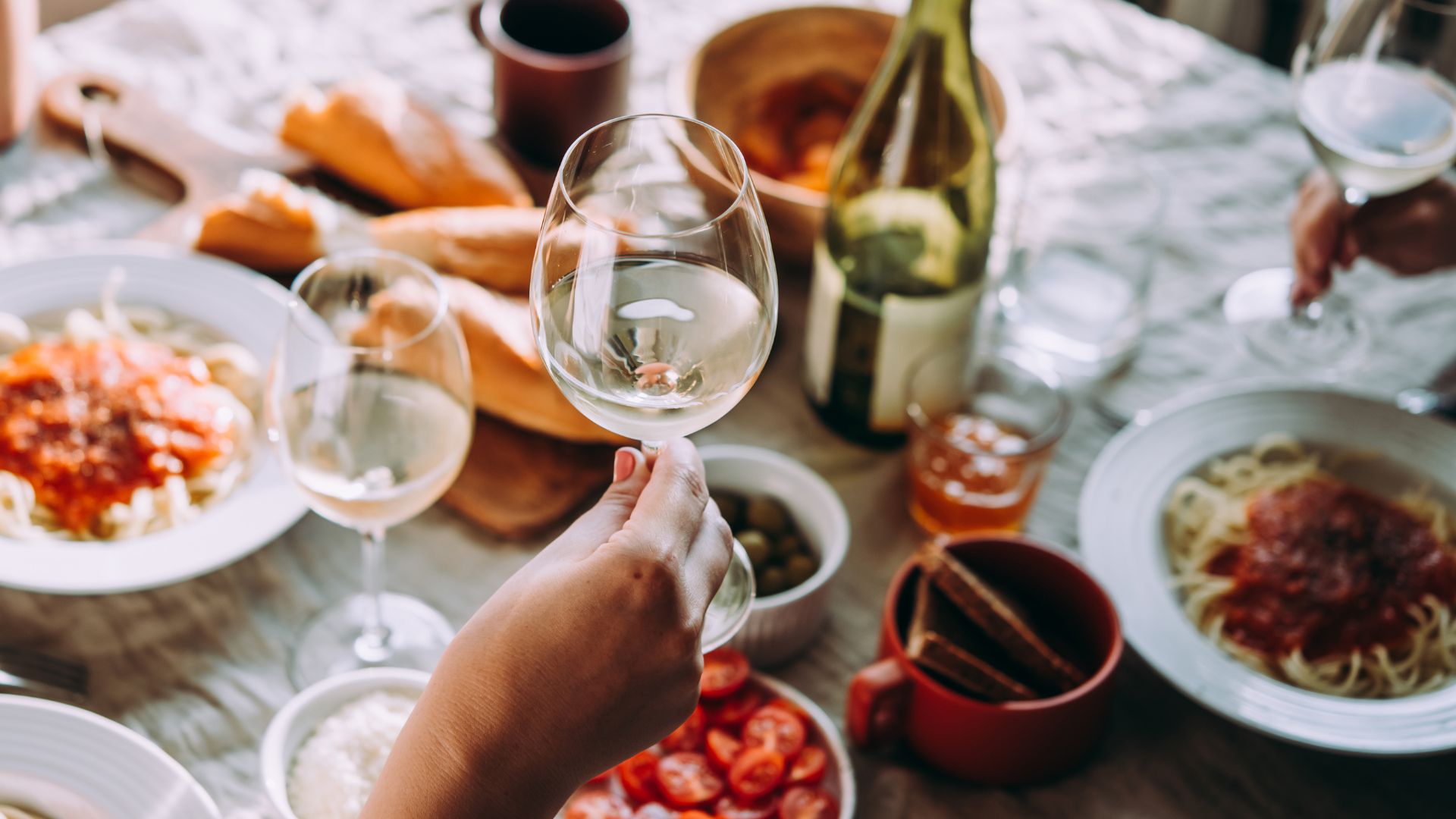 8 essential attitudes for moderate drinkers glass of white wine with pasta dinner