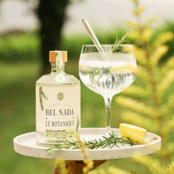Bel Nada Le Botanique bottle and cocktails